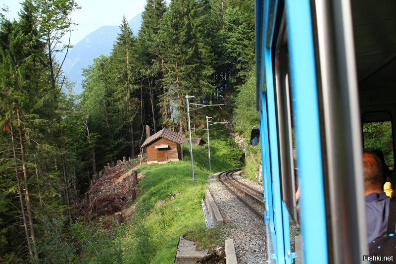 Катался в Швейцарии в поездах, "ползающих" по горам. Немножко поснимал...
