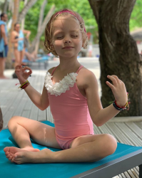 узнаете, чья дочь, которую мама и папа спихнули бабушке?
хотя, может оно и к лучшему ))