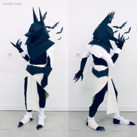 Анубис, начало. 
Пытаюсь в деталях рассмотреть окончательный вариант костюма и голова кружится. Это же какое нужно иметь объёмно-пространственное мышление, чтобы мало того всё представить себе воочию, так ещё и воплотить в материале?!