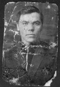 Это мой дед. Погиб в 1942 году под Демьянском. Реставрировал сам, Фотошопом. По просьбе матери - ей захотелось иметь хорошее фото своего отца. Это одно из двух фото деда, которые сохранились.