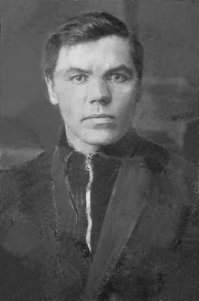 Это мой дед. Погиб в 1942 году под Демьянском. Реставрировал сам, Фотошопом. По просьбе матери - ей захотелось иметь хорошее фото своего отца. Это одно из двух фото деда, которые сохранились.