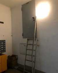 Это скорее всего вход в машинное отделение лифта.