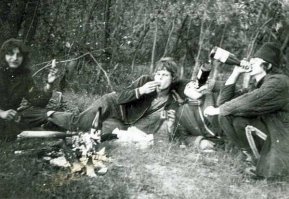 Не подумайте плохого.
Просто научные сотрудники одного из НИИ выехали помогать в битве с урожаем какому-то колхозу.
Сам ездил...