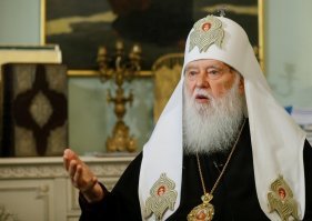 Где то грустит один поп.
Даже кадилом помахать не пригласили.