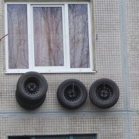 Мой друг хранил сначала свою резину на балконе, балкон не застеклён, бортик балкона - декоративная кованая решётка, этаж второй, так как-то ночью кто-то приставил к балкону лестницу и утащил его резину, теперь хранит у товарища в гараже.