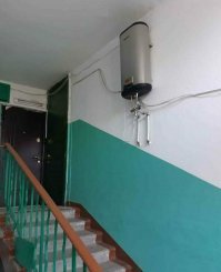 Не, ну это скотство! Да и проходя мимо - любой будет "регулировать" как угодно сей девайс. А там где кондей в подъезде - стравливать хладагент любой сможет. 
Хотя там судя по всему Шакил О Нил живет. Дверь то какую поставил. И мне всегда интересно - вот они так двери поставили, а если пожар вдруг, как будут выходить одновременно?