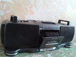 Я как то видел 3-х кассетник с 1 декой. 1 кассета вставлялась горизонтально, а 2 вертикально. Вот это был шок.
Типа такого, но лентой вниз, а одна вставлялась строго горизонтально. Зачем это было сделано, до сих пор не знаю.