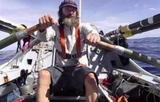 Лучшей парусной яхтой стала Black Pearl ("Черная жемчужина"), способная обогнуть земной шар, не использовав ни грамма топлива.