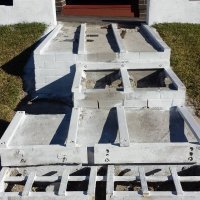 опалубка из подручных материалов.
Зальют бетон, снимут опалубку и будет обычная бетонная лестница.
Если еще и "облагородят", то будет изящная лестница)))