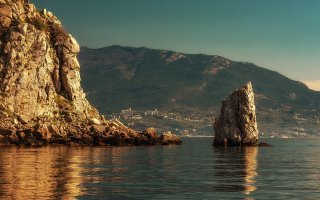 Фото в Ялте, возле "Ласточкиного гнезда". Впереди скала "Парус".
Приятно знакомые места видеть... :)