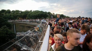 А все банально из затого - что было нарушена технология (спешили к открытию) или не просчет - фиксация стекла не достаточно "свободно" сделанна была - людей дофига (см .фото) - мост "гуляет" - стекло не выдержало.
К примеру на след. днем при журналисах начало трескаться еще одно стекло....
А то уже вандалы...деверсия...