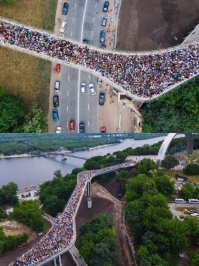 А все банально из затого - что было нарушена технология (спешили к открытию) или не просчет - фиксация стекла не достаточно "свободно" сделанна была - людей дофига (см .фото) - мост "гуляет" - стекло не выдержало.
К примеру на след. днем при журналисах начало трескаться еще одно стекло....
А то уже вандалы...деверсия...