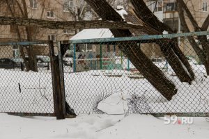 в моем детстве заборы были созданы что бы по ним ходить по периметру)идешь по таком забору толпой вокруг по периметру кто упал то какашка)