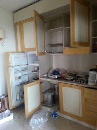 На себя посмотрите!

Когда толпы израильтян летят на праздники за границу, мир, наконец, узнает нас не из лозунгов, но воочию и во плоти. Только много ли нам с этого радости? Как-то даже не удивляет то, что во многих странах нас, оказывается, вовсе не хотят. И причиной тому не политика. Как считает WallaNews, уродливый образ "типичного израильтянина" формируем мы сами, наше поведение за рубежом, привычная израильская "хуцпа".
 У тех, кто наблюдает позорное поведение израильтян в самолете, в номере гостиницы или в длинной очереди за билетами в европейский Диснейленд, может сложиться впечатление, что это часть израильского генома. И с этим надо что-то делать. Потому что владельцы гостиниц на Кипре или в Греции уже начинают требовать у молодых израильтян сдать на хранение свои паспорта на все время пребывания. Такую репутацию Израилю создали здесь наши школьники, у которых вошло в традицию отмечать совершеннолетие и получение иностранного паспорта групповым выездом за границу и там, что называется, "отрываться".
Несколько лет назад СМИ с возмущением описывали подобный случай, когда группа школьников устроила в отеле на греческих островах сущий погром, а когда владелец отеля задал им естественный вопрос: "вы и дома так себя ведете?", те ответили: "еще хуже". Владелец, недолго думая, созвал местную прессу. Какие активисты антиизраильских движений могли бы навредить больше?
"Греки устали от израильтян, - говорит директор одного из туристических агентств. - В прошлом израильтяне имели там абсолютный приоритет как клиенты на рынке туристических услуг. Но теперь они говорят: "нет, только не израильтяне, мы поищем кого-нибудь еще".
И не только греки, но и итальянцы. Достаточно вспомнить годичной давности скандал на курорте на озере Гарда. Это, кстати, семейный курорт, так что репутацию израильтянам создает не одна молодежь.
В европейских столицах израильтян просто считают нецивилизованными. И на Берлинской стене, и на археологических раскопках в Чили можно видеть надписи на иврите. И если в мемориальном комплексе Аушвиц-Биркенау в Польше совершаются мелкие кражи, будьте уверены, это мы. Кто-то кого-то поймал за курение наркотиков - тоже мы. И конечно нельзя не упомянуть о том израильском туристе, который, как подозревают местные власти, вызвал грандиозный пожар в национальном парке Торрес-дель-Пайне в Чили в 2011. А ведь ничего особенного не делал, просто вел себя в лесу, как дома.  

"Если вы видите молодую пару или даже семью, которая пытается пролезть без очереди где-нибудь на Таймс-Сквер на Манхэттене, можете быть уверены, вы услышите там иврит, - говорит психиатр Илан Рабинович. - Мы ведем себя громко и очень шумно, не стесняемся без спросу давать советы, и за границей вовсе не считаем нужным что-то менять в своем поведении.