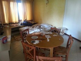 На себя посмотрите!

Когда толпы израильтян летят на праздники за границу, мир, наконец, узнает нас не из лозунгов, но воочию и во плоти. Только много ли нам с этого радости? Как-то даже не удивляет то, что во многих странах нас, оказывается, вовсе не хотят. И причиной тому не политика. Как считает WallaNews, уродливый образ "типичного израильтянина" формируем мы сами, наше поведение за рубежом, привычная израильская "хуцпа".
 У тех, кто наблюдает позорное поведение израильтян в самолете, в номере гостиницы или в длинной очереди за билетами в европейский Диснейленд, может сложиться впечатление, что это часть израильского генома. И с этим надо что-то делать. Потому что владельцы гостиниц на Кипре или в Греции уже начинают требовать у молодых израильтян сдать на хранение свои паспорта на все время пребывания. Такую репутацию Израилю создали здесь наши школьники, у которых вошло в традицию отмечать совершеннолетие и получение иностранного паспорта групповым выездом за границу и там, что называется, "отрываться".
Несколько лет назад СМИ с возмущением описывали подобный случай, когда группа школьников устроила в отеле на греческих островах сущий погром, а когда владелец отеля задал им естественный вопрос: "вы и дома так себя ведете?", те ответили: "еще хуже". Владелец, недолго думая, созвал местную прессу. Какие активисты антиизраильских движений могли бы навредить больше?
"Греки устали от израильтян, - говорит директор одного из туристических агентств. - В прошлом израильтяне имели там абсолютный приоритет как клиенты на рынке туристических услуг. Но теперь они говорят: "нет, только не израильтяне, мы поищем кого-нибудь еще".
И не только греки, но и итальянцы. Достаточно вспомнить годичной давности скандал на курорте на озере Гарда. Это, кстати, семейный курорт, так что репутацию израильтянам создает не одна молодежь.
В европейских столицах израильтян просто считают нецивилизованными. И на Берлинской стене, и на археологических раскопках в Чили можно видеть надписи на иврите. И если в мемориальном комплексе Аушвиц-Биркенау в Польше совершаются мелкие кражи, будьте уверены, это мы. Кто-то кого-то поймал за курение наркотиков - тоже мы. И конечно нельзя не упомянуть о том израильском туристе, который, как подозревают местные власти, вызвал грандиозный пожар в национальном парке Торрес-дель-Пайне в Чили в 2011. А ведь ничего особенного не делал, просто вел себя в лесу, как дома.  

"Если вы видите молодую пару или даже семью, которая пытается пролезть без очереди где-нибудь на Таймс-Сквер на Манхэттене, можете быть уверены, вы услышите там иврит, - говорит психиатр Илан Рабинович. - Мы ведем себя громко и очень шумно, не стесняемся без спросу давать советы, и за границей вовсе не считаем нужным что-то менять в своем поведении.