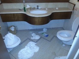 На себя посмотрите!

Когда толпы израильтян летят на праздники за границу, мир, наконец, узнает нас не из лозунгов, но воочию и во плоти. Только много ли нам с этого радости? Как-то даже не удивляет то, что во многих странах нас, оказывается, вовсе не хотят. И причиной тому не политика. Как считает WallaNews, уродливый образ "типичного израильтянина" формируем мы сами, наше поведение за рубежом, привычная израильская "хуцпа".
 У тех, кто наблюдает позорное поведение израильтян в самолете, в номере гостиницы или в длинной очереди за билетами в европейский Диснейленд, может сложиться впечатление, что это часть израильского генома. И с этим надо что-то делать. Потому что владельцы гостиниц на Кипре или в Греции уже начинают требовать у молодых израильтян сдать на хранение свои паспорта на все время пребывания. Такую репутацию Израилю создали здесь наши школьники, у которых вошло в традицию отмечать совершеннолетие и получение иностранного паспорта групповым выездом за границу и там, что называется, "отрываться".
Несколько лет назад СМИ с возмущением описывали подобный случай, когда группа школьников устроила в отеле на греческих островах сущий погром, а когда владелец отеля задал им естественный вопрос: "вы и дома так себя ведете?", те ответили: "еще хуже". Владелец, недолго думая, созвал местную прессу. Какие активисты антиизраильских движений могли бы навредить больше?
"Греки устали от израильтян, - говорит директор одного из туристических агентств. - В прошлом израильтяне имели там абсолютный приоритет как клиенты на рынке туристических услуг. Но теперь они говорят: "нет, только не израильтяне, мы поищем кого-нибудь еще".
И не только греки, но и итальянцы. Достаточно вспомнить годичной давности скандал на курорте на озере Гарда. Это, кстати, семейный курорт, так что репутацию израильтянам создает не одна молодежь.
В европейских столицах израильтян просто считают нецивилизованными. И на Берлинской стене, и на археологических раскопках в Чили можно видеть надписи на иврите. И если в мемориальном комплексе Аушвиц-Биркенау в Польше совершаются мелкие кражи, будьте уверены, это мы. Кто-то кого-то поймал за курение наркотиков - тоже мы. И конечно нельзя не упомянуть о том израильском туристе, который, как подозревают местные власти, вызвал грандиозный пожар в национальном парке Торрес-дель-Пайне в Чили в 2011. А ведь ничего особенного не делал, просто вел себя в лесу, как дома.  

"Если вы видите молодую пару или даже семью, которая пытается пролезть без очереди где-нибудь на Таймс-Сквер на Манхэттене, можете быть уверены, вы услышите там иврит, - говорит психиатр Илан Рабинович. - Мы ведем себя громко и очень шумно, не стесняемся без спросу давать советы, и за границей вовсе не считаем нужным что-то менять в своем поведении.