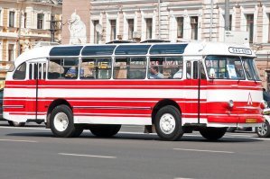 Я помню и застал еще в середине 80-х эти круглые ЛАЗы с выпученными фарами, круглым, вздутым задом, только городской, укороченный вариант с обычными жесткими сиденьями и дверьми гармошкой.