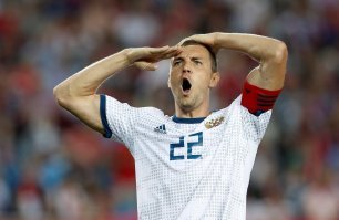 Почему военные приветствуют друг друга таким жестом?