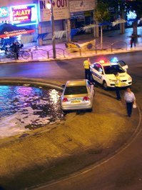  Невнимательная  туристка почти научилась ходить по воде