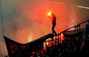 А в других странах какие меры защиты применяют для защиты собственности от агрессивных вандалов? И еще - а перед этими прямо лепестками роз посыпают! Это специфика этих мероприятий... к сожалению....