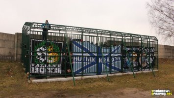 А в других странах какие меры защиты применяют для защиты собственности от агрессивных вандалов? И еще - а перед этими прямо лепестками роз посыпают! Это специфика этих мероприятий... к сожалению....