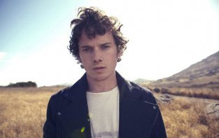 Тоже, можно сказать, ДТП. Жалко парня((
Утром 19 июня 2016 года на 28-м году жизни Ельчин был обнаружен мёртвым у своего дома в Студио-сити, Лос-Анджелес. Тело актёра обнаружили его друзья. Как впоследствии было выяснено, Ельчин вышел из своего автомобиля Jeep Grand Cherokee, не поставив его на ручной тормоз и оставив переключатель передач на нейтрали. Тело актёра оказалось зажато между бампером автомобиля и кирпичной колонной.