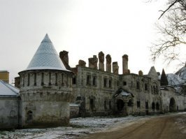 Жалкий вброс, набрать лайков на слухах :)
Не строят резиденцию, а восстанавливают из развалин Федоровский городок, это задача государства-историческое культурное наследие восстановить из руин. Учитывая, что Пушкин-здоровенный туристический центр. Это раз.
Второе, эти 2.8 млрд не идут на то, что ты написал- умный дом, резиденцию, итд. Так как это строительство, а не реконструкция. И сама резиденция- это всего лишь слухи, которые РПЦ уже опровергло. Что там сделают внутри-решают опять же чиновники, а не рпц, т.к собственник этого-государство.