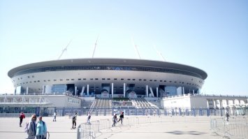 Тут только клубка от Ариадны не хватает 
И турникеты ростовые тоже очень симпатичные на втором снимке.
Правда, такие меры на столь масштабных мероприятиях с, конечно, понимаю.