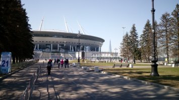 Тут только клубка от Ариадны не хватает 
И турникеты ростовые тоже очень симпатичные на втором снимке.
Правда, такие меры на столь масштабных мероприятиях с, конечно, понимаю.