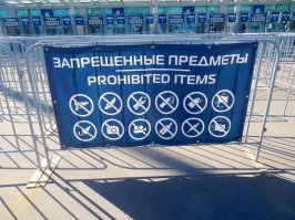 Тут только клубка от Ариадны не хватает 
И турникеты ростовые тоже очень симпатичные на втором снимке.
Правда, такие меры на столь масштабных мероприятиях с, конечно, понимаю.