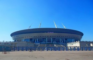 Тут только клубка от Ариадны не хватает 
И турникеты ростовые тоже очень симпатичные на втором снимке.
Правда, такие меры на столь масштабных мероприятиях с, конечно, понимаю.