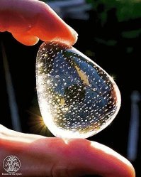 Ага, кварц, да еще и с включениями воды! - щаззз 
Банальная имитация из пластика