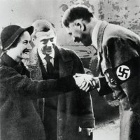 Ради нее Дэвид был вынужден отказаться от престола, потому что посчитал, видимо, что лучше обладать личной королевой, чем какой-то там короной. (ц)
Ах, бл*дь, как трогательно...Судя по раскрытым архивам Скотленд Ярда,  Симпсониха одновременно с Эдиком еще и содержала альфонса по фамилии Трендл. Ну так-то да, все эти романтические сопли хороши для девочек, едва покинувших пубертатный возраст.