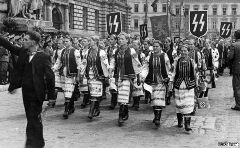 Брехня. Не было такого.
Вот немцы под дулами винтовок заставляют хохлушек маршировать на параде. Символ льва на плакате - это дивизия СС Галичина.
А вот уже их внуки маршируют, теперь уже под дулами автоматов американцев. Плакаты - та же дивизия Галичина.