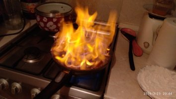 Делаю куриную печёнку с яблоками. :)
Домашняя колбаса в представлении не нуждается.