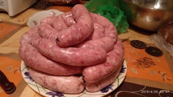 Делаю куриную печёнку с яблоками. :)
Домашняя колбаса в представлении не нуждается.