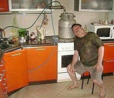 это да. мужик на кухне делом занят.