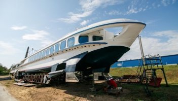 Даже литовцы решили регенерировать судно на подводных крыльях. Судно постройки 1963 года. Планируют запустить его в этом году по маршруту Каунас - Нида.
В растерянности. Что за судно?