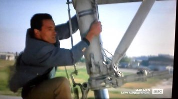 Почти голый пассажир выпрыгнул из самолета: видео