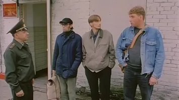 Смешные вы люди! Зачем же я тогда сюда приехал?! «Косить» дома надо… Хотя, это на любителя… Я вам советую: бутылку разбейте – и стекла нажритесь. Верное дело. А я лично е ду в армию на халяву здоровья и знаний набираться.