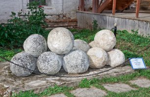 а если одно такое ядрышко спустить по лестнице, то в низу будет фарш из мяса , костей и доспехов!