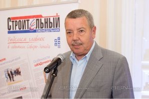 У всего этого бардака есть должность и фамилия. Автор постеснялся их назвать, даже годы постройки не указал. А по дате их можно вычислить.  Вот один из кандидатов.