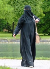 А почему не в парандже? Если видишь существо в черном мешке, то тут уже сразу понятен его гендер.