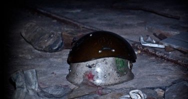 "Владимир Тарасевич сделал замечание художникам по костюмам, потому что красных звёзд на касках пожарных не было " Я может чего то не знаю , но куча фоток с  МСЧ 126 из подвала ( когда он еще не был замурован)