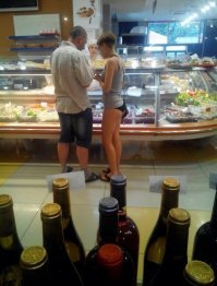 на югах даже есть объявления, в купальниках не заходить. видимо курортная зона. вот и в купальнике девушка. что допустимо на курорте, в городах вызывает недоумение