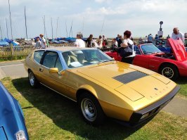 Лотус эту проблему иначе решил, в своё время :)

А что касается горловины сзади, то не забывайте что у современных машин, проём багажника начинается от бампера. А у старых машин, между фонарями была перемычка.