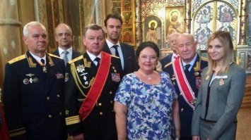А что ж фоточки современные то не публикуете? Вот с чьих рук сейчас кормится ранее прославленный летчик-космонавт. Кто он сейчас? Граф? Герцог? Барон? 
Стыдобище старое!
