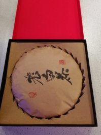 Возможно я чуточку богат)) Этот пуэр у меня с 2010 "доходит", а значит ему, как минимум 10 лет)
А второй вчера подарили и он, судя по этикетке 2013 года, видимо молодой еще, зеленый))