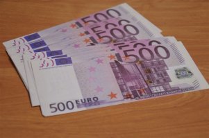 Серьезно? Обычная купюра, из евро в России одна из самых распространенных, хотя 100 евро популярнее. В Европе в отелях принимают легко, в магазинах приличных тоже, но в говне, типа лавок или мелких магазинов вопросы бывают, вернее не вопросы - сдачи нет и есть подозрения непонятные (в Германии, Франции на купюру 500 евриков смотрят с удивлением, но в Италии и Испании принимают нормально, без вопросов). Я 500 евро купюры предпочитаю сразу в отеле за номер отдавать, чтобы потом с ними не заморачиваться. А, что 500 евро только русские юзают?