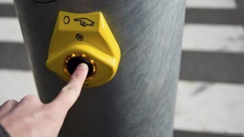 Большая часть кнопок переключения светофора в мире вообще ничего не переключают и никак не связаны со светофором.
Расчитаны на психологический эффект. Пешеход, нажав на кнопку, будет считать, что вот-вот зажгется зеленый и не побежит на красный.